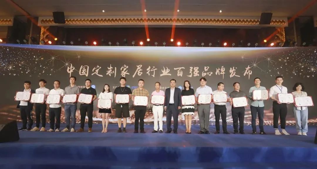 新征程,再起航︱伊德雅木業(yè)整家定制 榮獲“中國(guó)定制家居行業(yè)百?gòu)?qiáng)”稱(chēng)號(hào)，并當(dāng)選全國(guó)工商聯(lián)定制家居專(zhuān)委會(huì)常務(wù)理事單位！